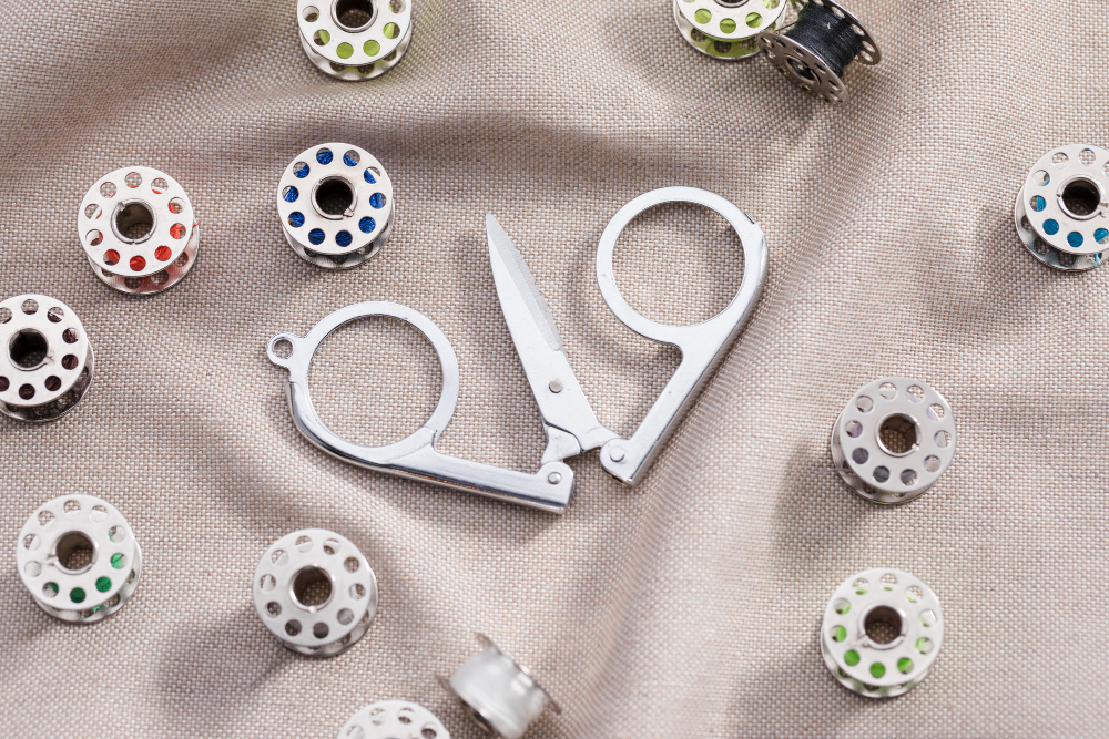 Tijeras plegables y canillas. Accesorios para coser